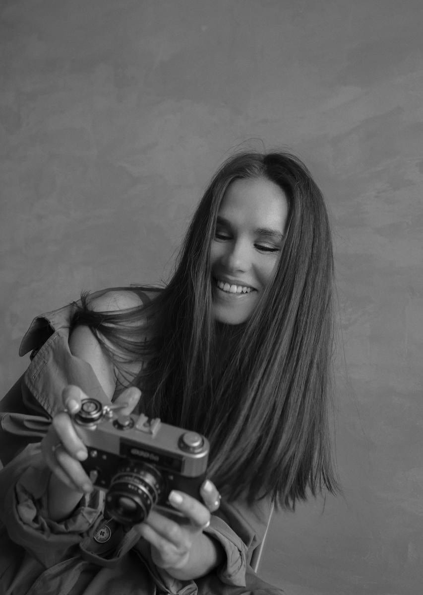 Irina Adamenko, photographe à Lyon, un appareil photo argentique entre les mains.